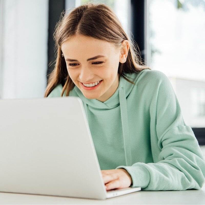 Teen girl with Laptop