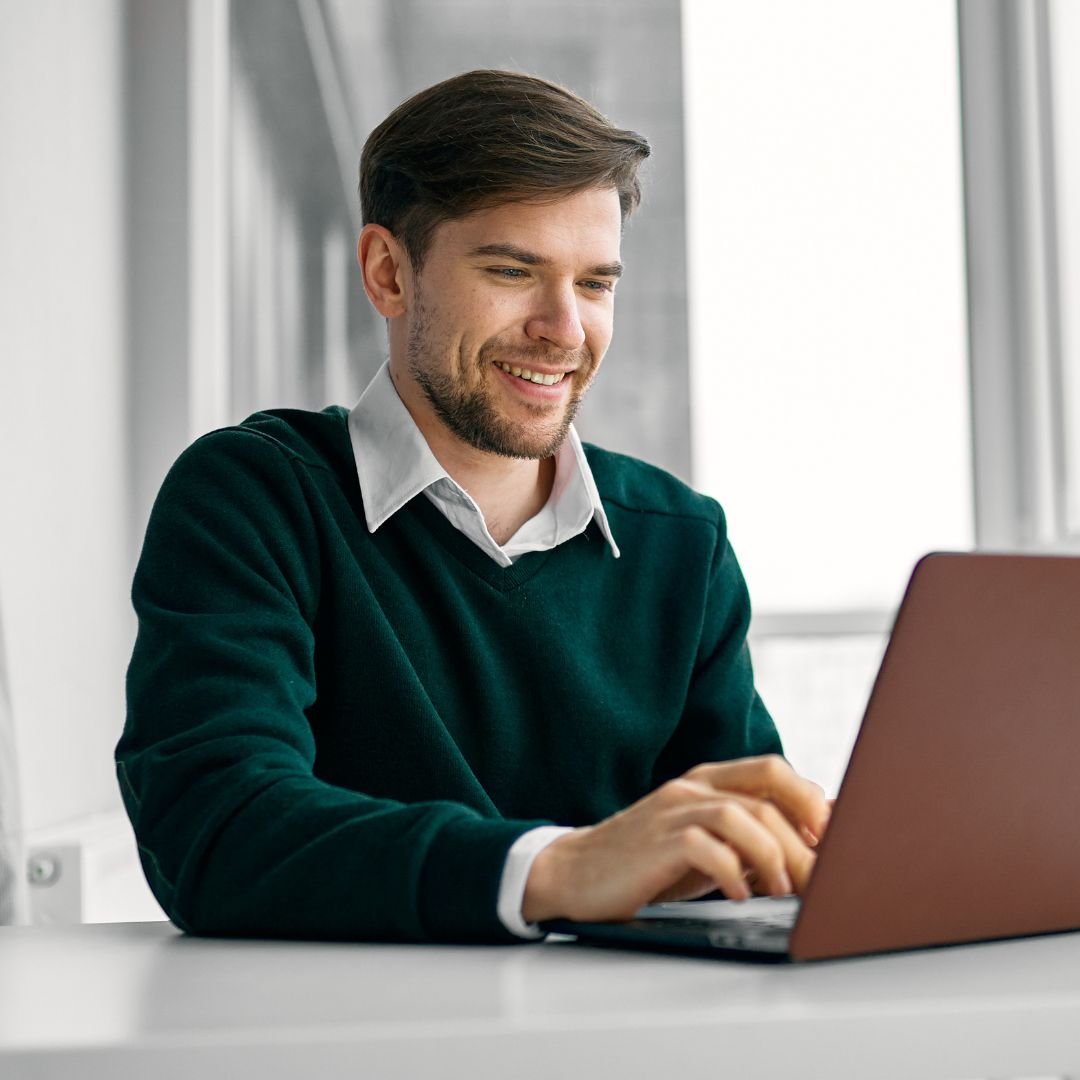 casual-man-on-laptop