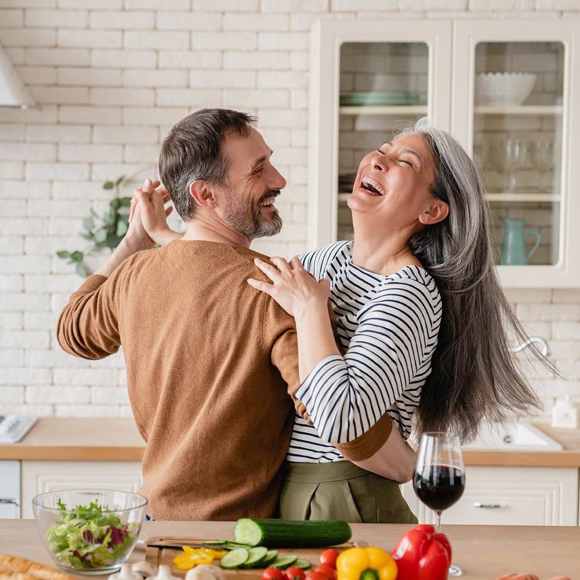 couple-smiling-in-the-kitchen