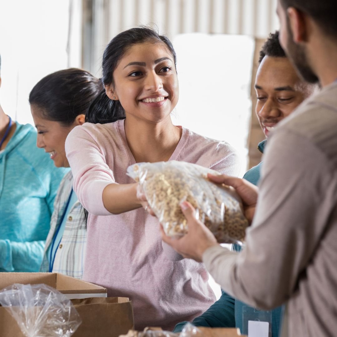 woman-volunteering